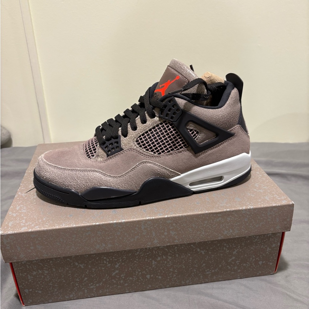 Jordan 4 Retro Taupe Sneakers
